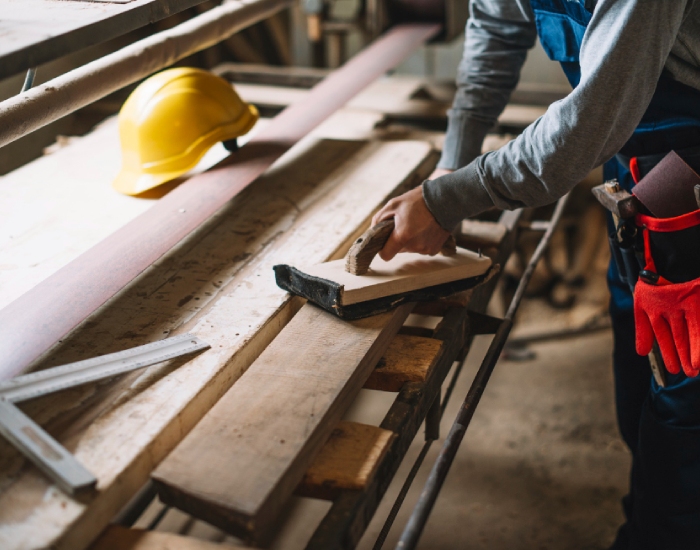 travail du bois sur établi dans un atelier de menuiserie artisanale