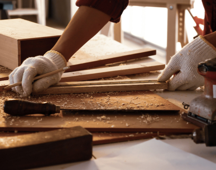 travail du bois sur établi avec outils de menuiserie et copeaux