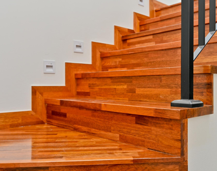 détail de marche d’escalier en bois massif avec finition soignée